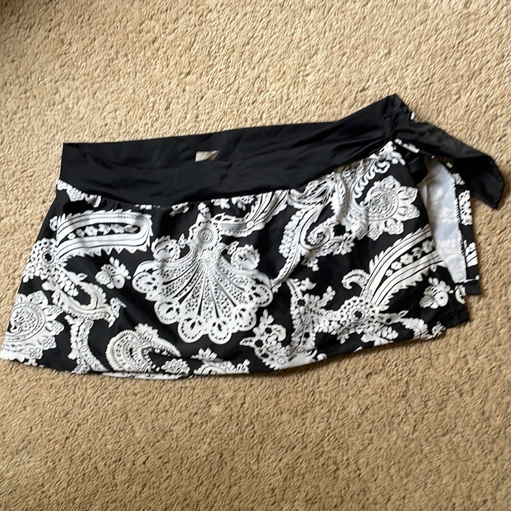 Black/white skirt bikini bottom